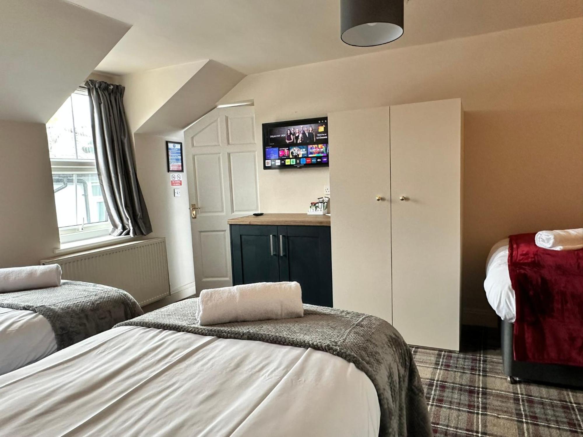 The Prince Albert Pub & Hotel Windsor Bagian luar foto